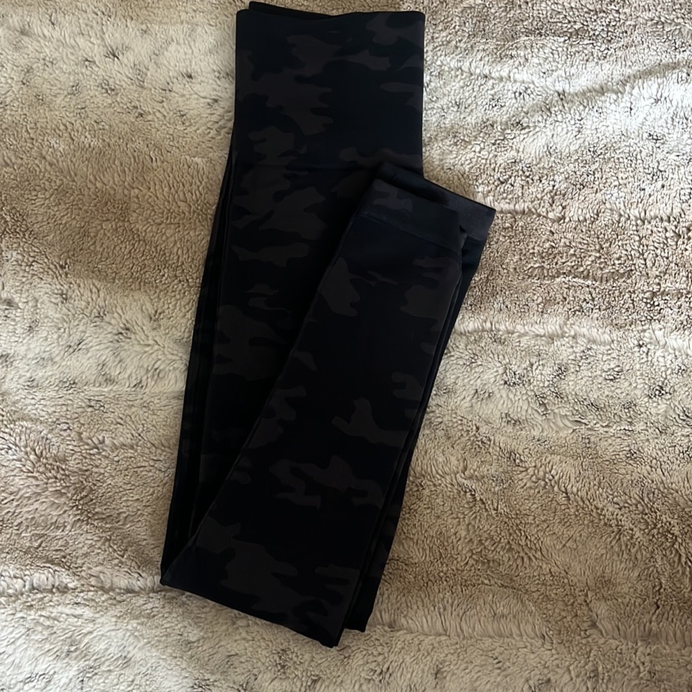 SPANX “look at me now” seamless leggings- XS black camo - Picture 6 of 7